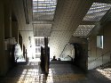 左手に階段、エスカレーター