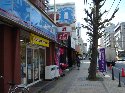 左手にローソン
