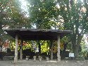 丘の頂上には、休憩所