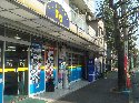 左手にレンタルビデオショップ